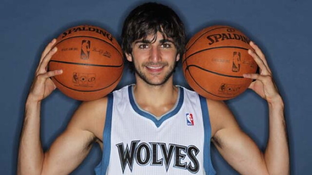 One of Ricky Rubio’s masterful ball-handling skills: balancing two on his shoulders while smiling. Pure skillz.