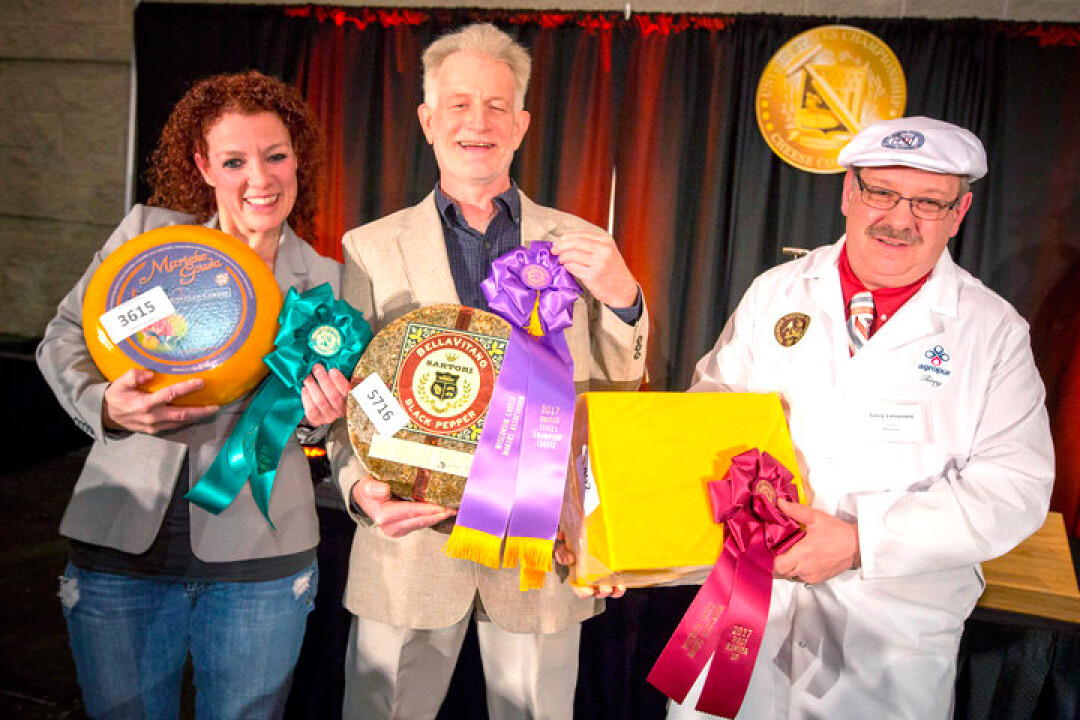 Marieke Penterman, left, shows off her award-winning cheese at the U.S. Champion Cheese Contest. Image: Wisconsin Milk Marketing Board