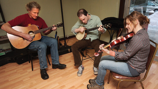 The Stoop Singers, sans stoop – Shane Leonard (banjo) and Jessi Lee McIntosh (fiddle) jamming with a local guitarist (left) at Turk’s Head Coffee House.