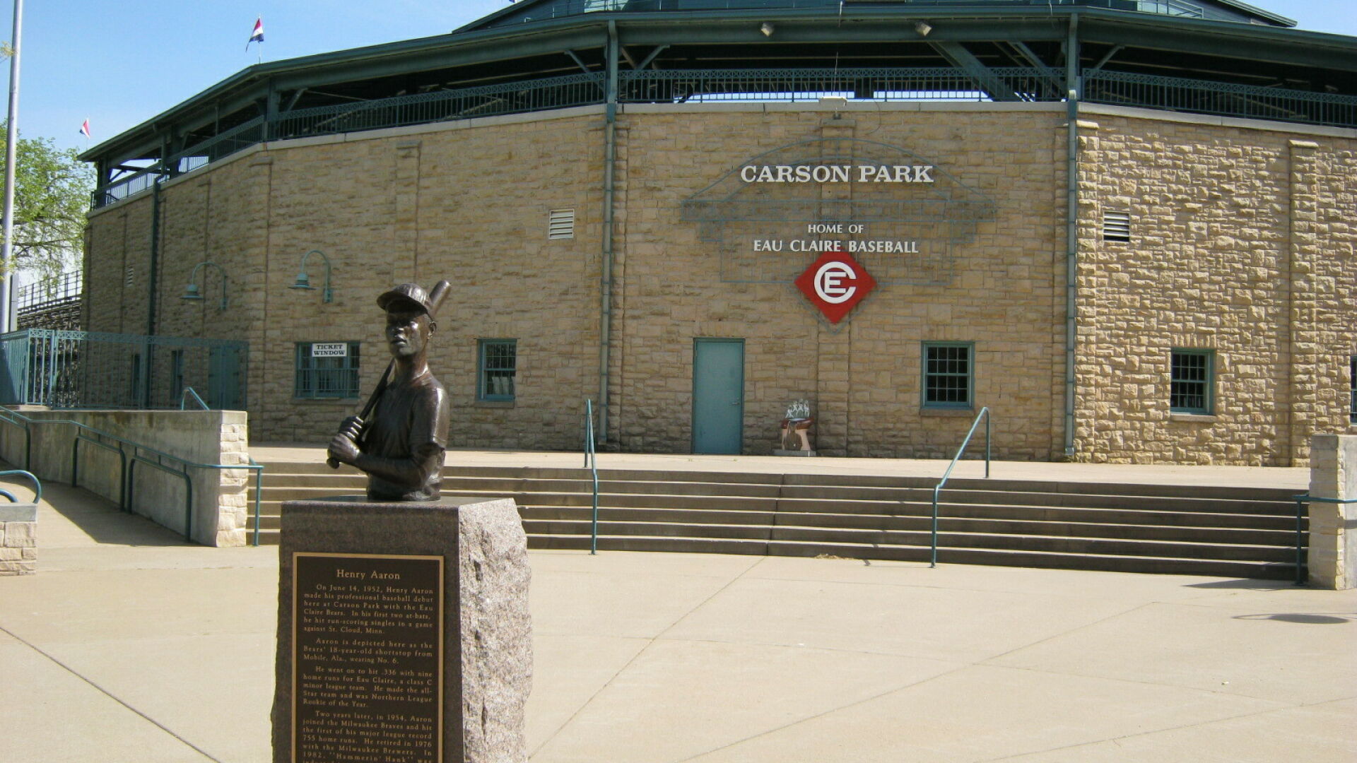 Bob Uecker to be honored with statue in Milwaukee