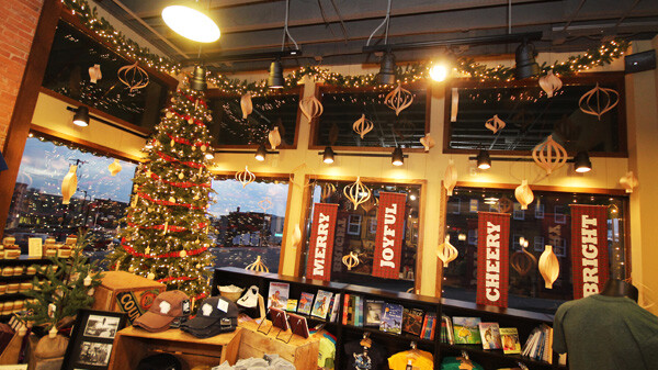 MAIN full horiz - Holiday Décor 11