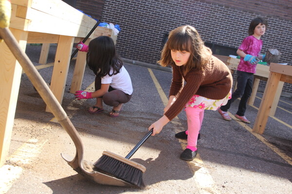 full verti - MontessoriGarden_5.jpg 2014-05-28 15:15:55
