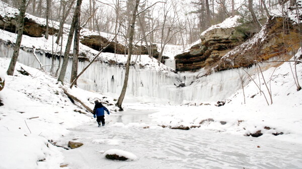 SOME ICE IN YOUR PUNCH. The Devil’s Punchbowl, a water-carved canyon just outside Menomonie, is sheathed in ice during the winter, making it a visually stunning spot during the cold months. Spring water (LEFT) emerges from the rocky walls, forming icicles and ice curtains that surround visitors on three sides.