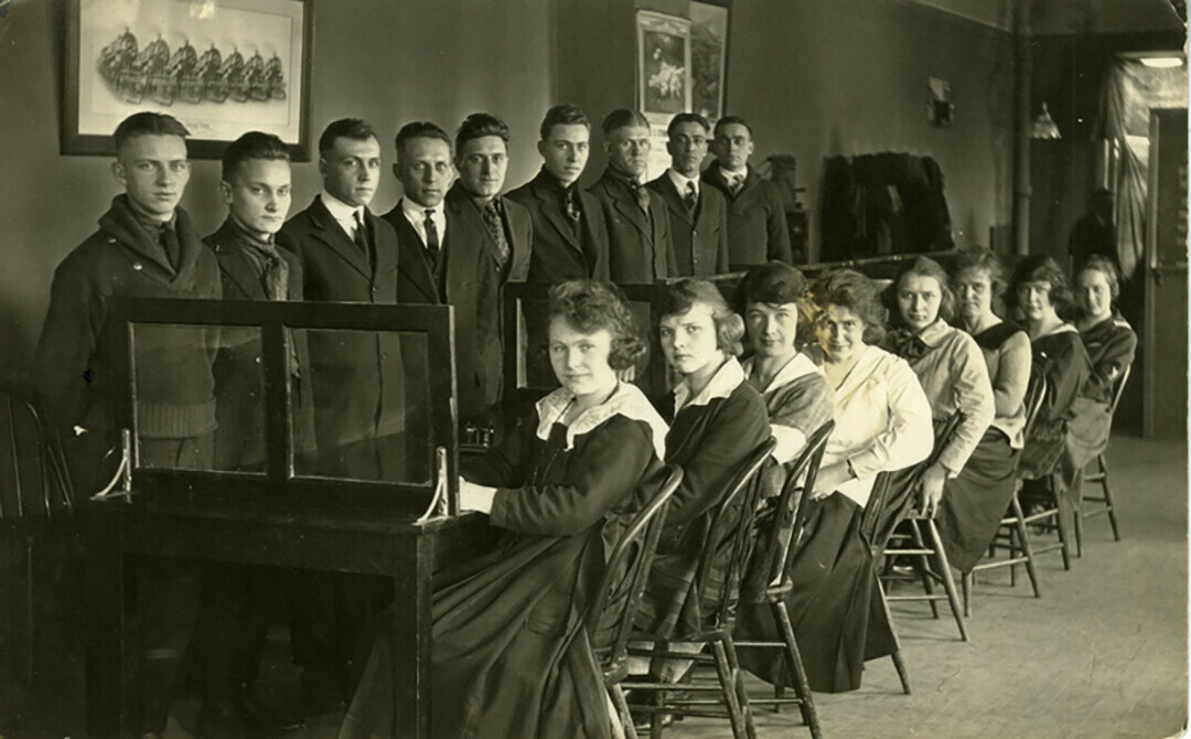 BEEP BEEP BA-DEEP. A Northwestern Telegraph School graduating class sometime in the 19-teens. (Chippewa Valley Museum photo)
