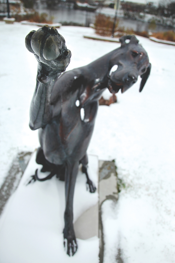 RUFF WEATHER. Even the cold, snowy weather on Monday, November 10 couldn’t dampen the spirits of Phoenix Park’s beloved canine statue, who still told passersby to “Have a Great Dane!”