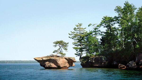 They say people live in them thar islands. 