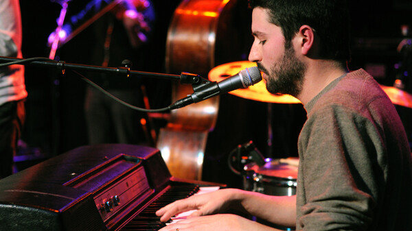 MAIN full horiz - S. Carey 8 Tonight's Volume One Jingle Jams concert series features Sean Carey. Details below!